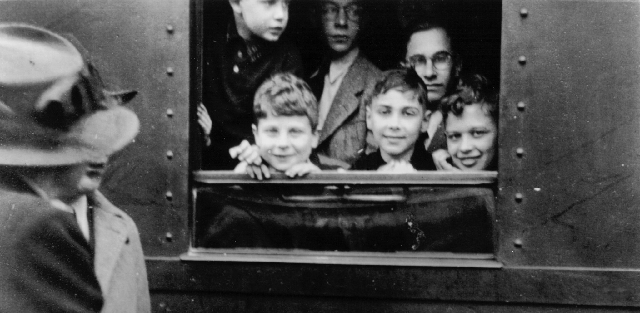 دانلود مستند Into the Arms of Strangers: Stories of the Kindertransport 2000